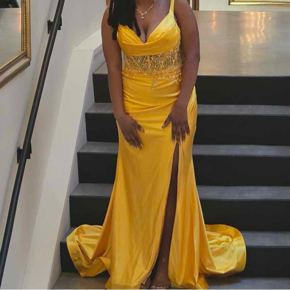 Prom dress for sale 💐💛